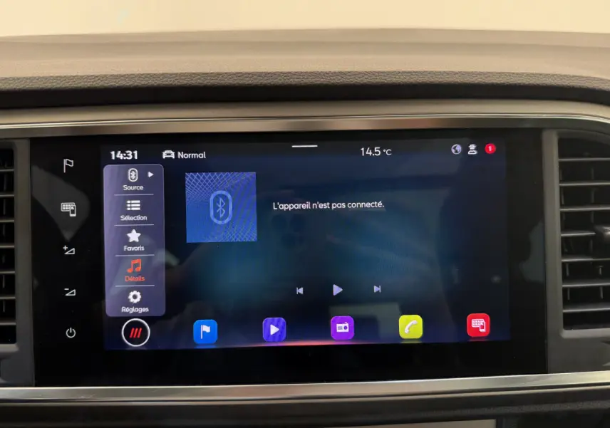 Écran tactile central du tableau de bord du SEAT Ateca 2023 affichant le menu Bluetooth non connecté.