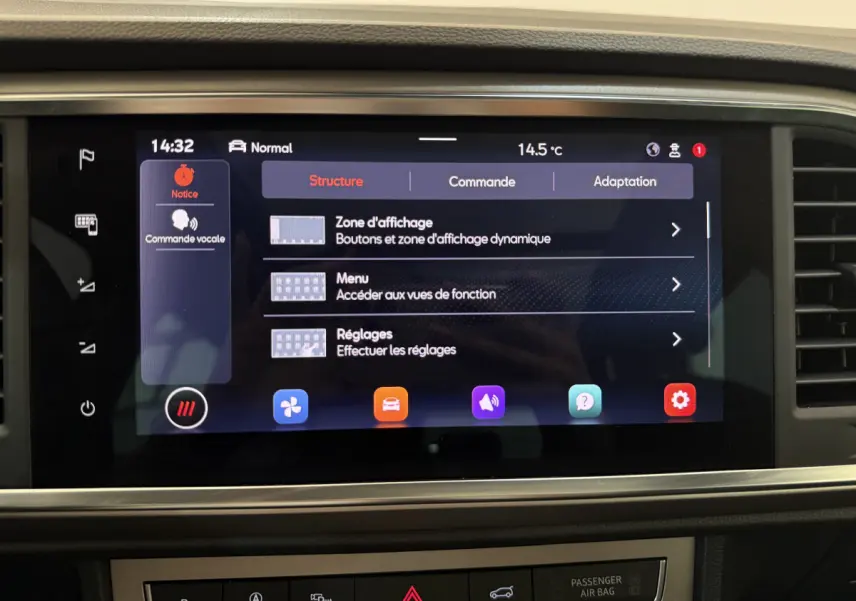 Écran tactile central affichant les réglages du système multimédia dans l'habitacle du SEAT Ateca 2023.