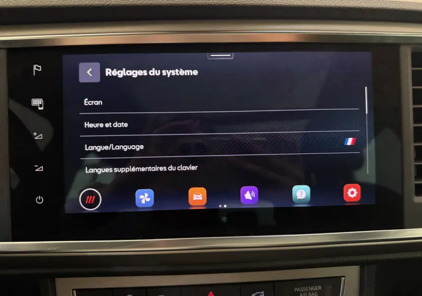 Écran tactile central affichant les réglages du système dans l'habitacle d'une SEAT Ateca gris clair 2023.