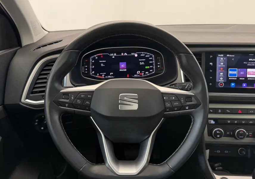 Vue intérieure centrée sur le volant cuir noir et l'instrumentation digitale du SEAT Ateca 2023.