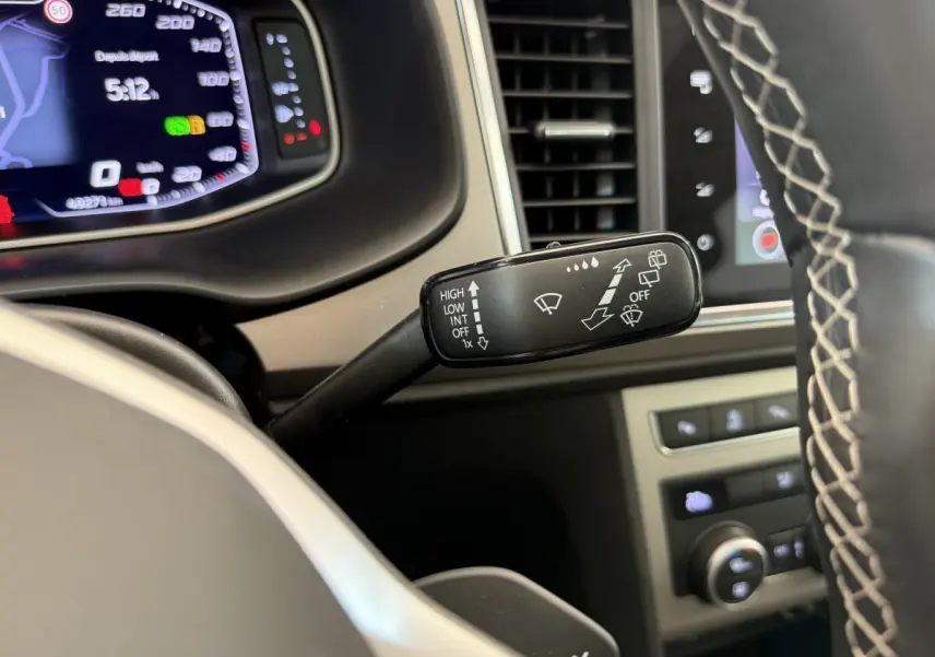 Gros plan sur la manette d'essuie-glace côté gauche du tableau de bord du SEAT Ateca gris clair 2023.