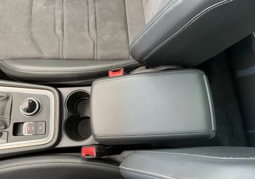Gros plan sur la console centrale noire et les sièges en cuir gris foncé du SEAT Ateca 2023.