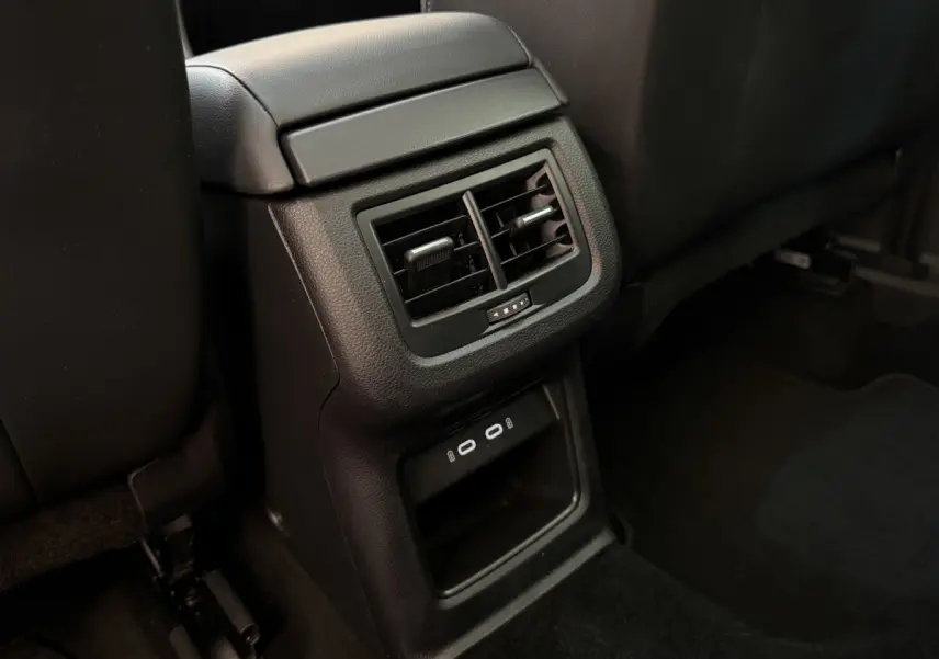 Gros plan sur la console arrière noire du SEAT Ateca 2023 avec bouches d'aération et ports USB visibles.