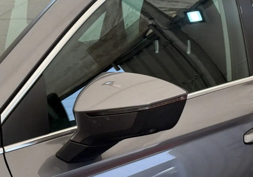 Rétroviseur côté gauche gris clair du SEAT Ateca 2023 avec clignotant intégré, vue rapprochée sur la portière.