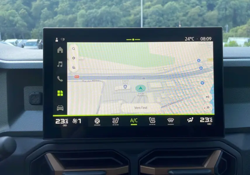 Écran tactile central affichant la navigation et les commandes climatiques du Dacia Bigster TCE 130 4x4 Extreme Plus 2025.