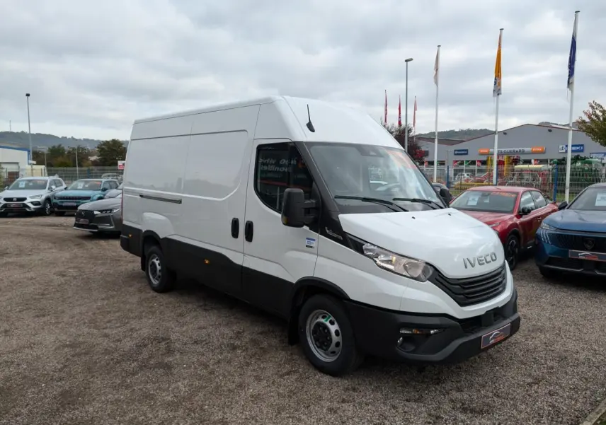 Fourgon Iveco Daily blanc en 3/4 avant droit avec calandre noire et portes coulissantes côté droit visible.