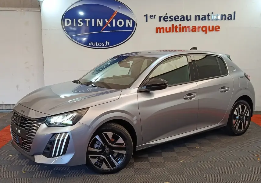 Peugeot 208 PureTech 100 S&S Allure gris clair vue 3/4 avant droit avec phares LED et jantes alliage.