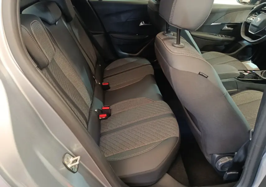 Vue intérieure côté gauche sur la banquette arrière et siège avant gris clair de la Peugeot 208 2025 PureTech Allure