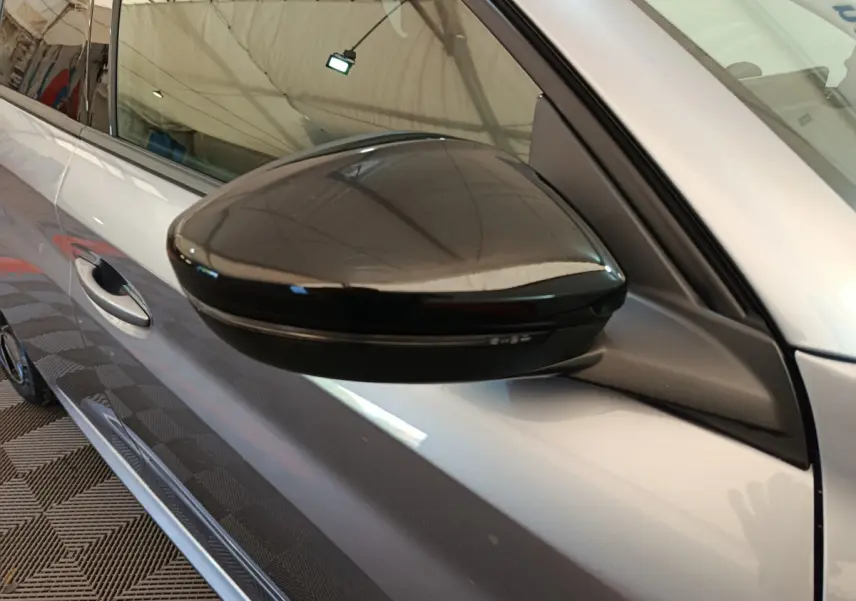 Rétroviseur noir côté gauche sur Peugeot 208 gris clair PureTech 100 S&S Allure vue rapprochée du profil avant