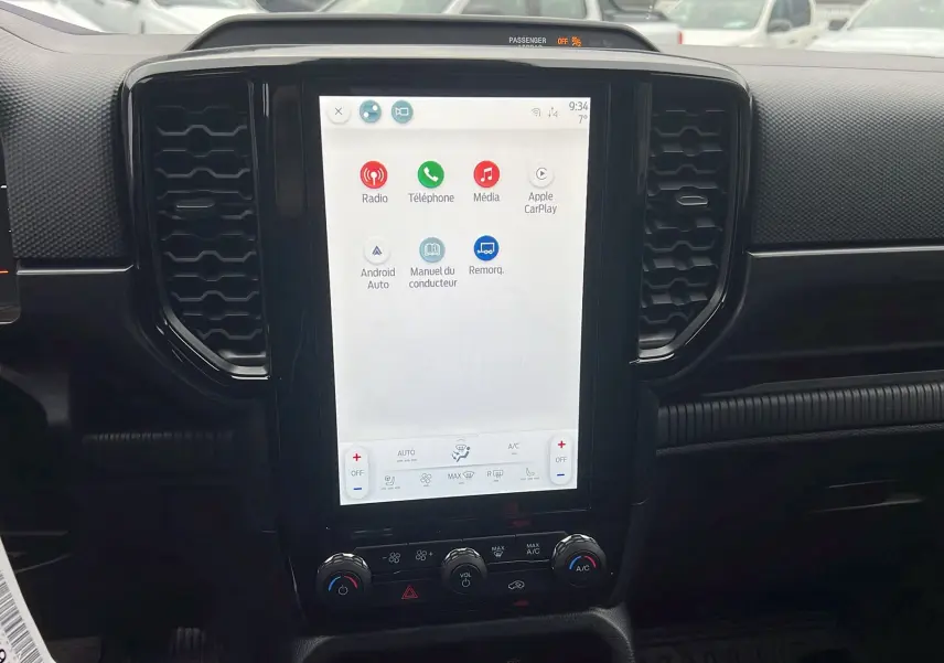Vue rapprochée de la console centrale du Ford Ranger 2025 avec écran tactile vertical et commandes climatisation noires.