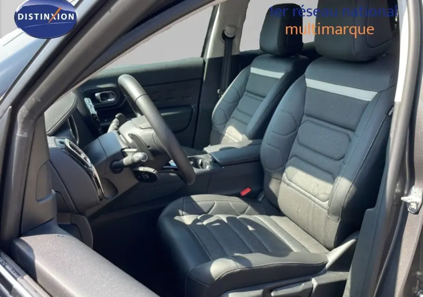 Vue intérieure côté conducteur du Citroën C5 Aircross gris platinium, sièges en cuir et tissu gris avec volant multifonction.