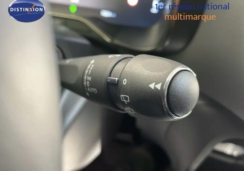 Gros plan sur la commande de l'essuie-glace dans l'habitacle du Citroën C5 Aircross gris platinium 2025.