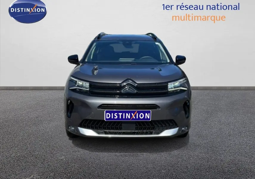 Vue frontale d'un Citroën C5 Aircross gris platinium métal avec calandre noire et détails chromés.