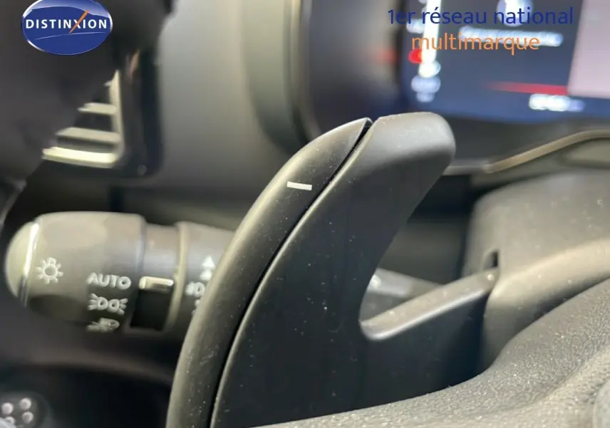 Gros plan sur la palette de changement de vitesse noire du Citroën C5 Aircross gris platinium, intérieur visible en arrière-plan.