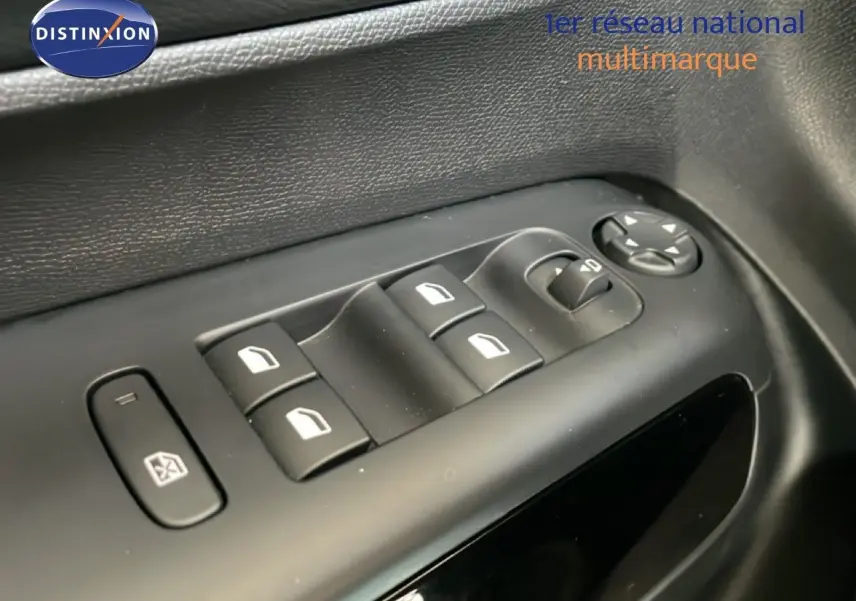Gros plan sur les commandes de lève-vitres et réglage des rétroviseurs côté gauche intérieur d’un Citroën C5 Aircross gris platinium.
