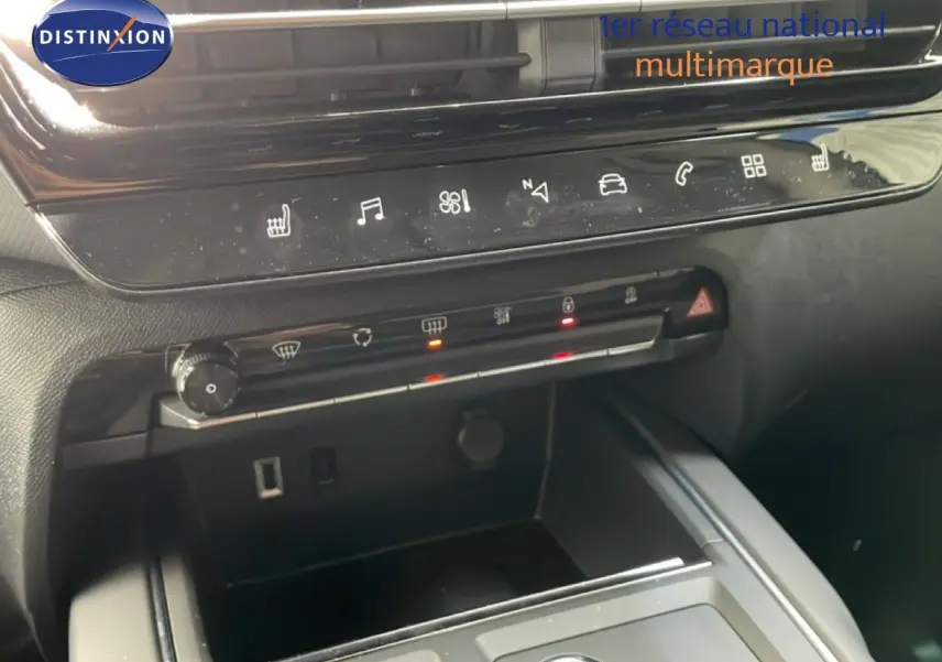 Vue rapprochée de la console centrale tactile avec commandes climatisation et connectiques USB du Citroën C5 Aircross 2025.