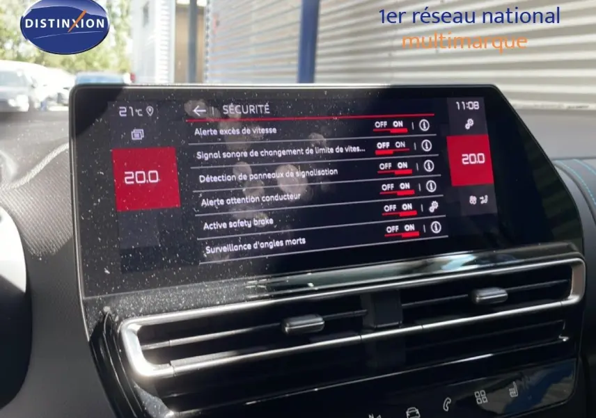 Vue rapprochée de l’écran tactile central du Citroën C5 Aircross gris platinium, affichant les réglages de sécurité.