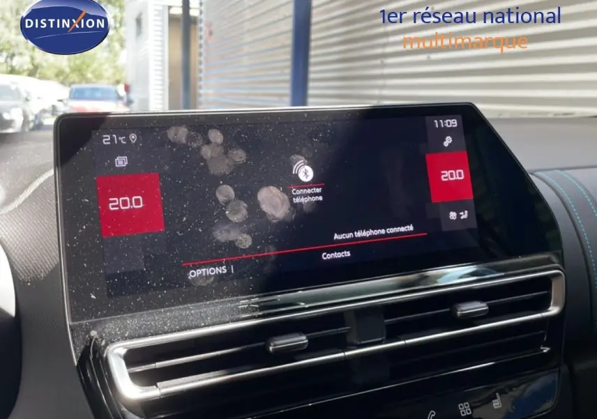 Écran tactile central avec traces de doigts dans l’habitacle du Citroën C5 Aircross gris platinium, vue de face.