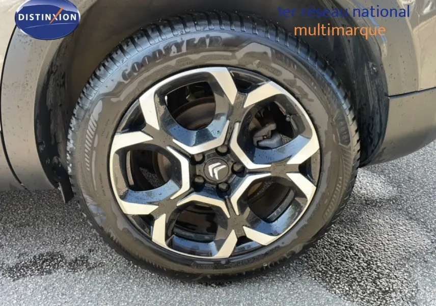 Gros plan sur la jante bi-ton noire et argentée d’un Citroën C5 Aircross gris platinium, roue avant droite.