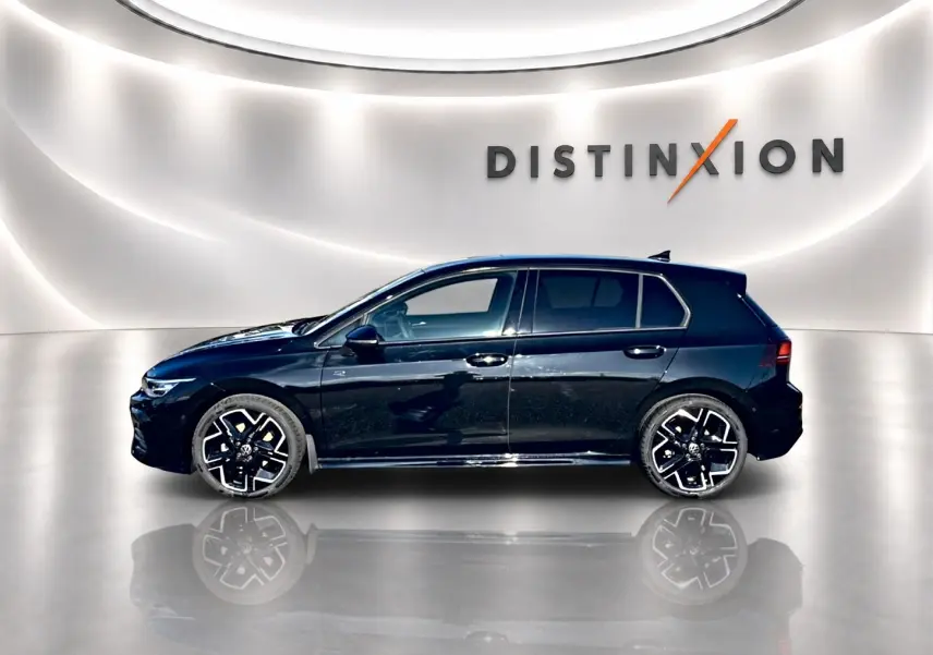 Profil droit d'une Volkswagen Golf noire 2026 avec jantes noires et détails R-Line dans un studio lumineux.