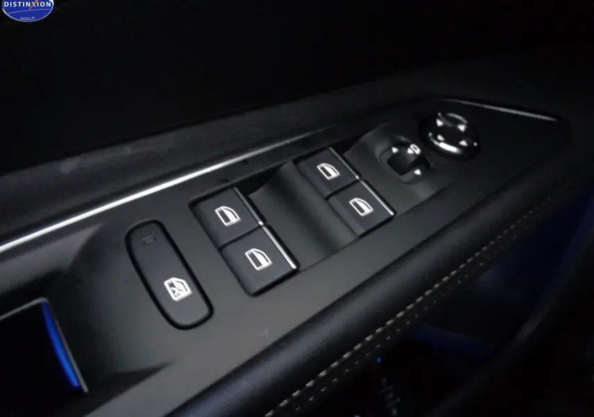 Gros plan sur les commandes des vitres électriques et réglages des rétroviseurs côté conducteur d'un Peugeot 3008 noir Perla Nera 2023.