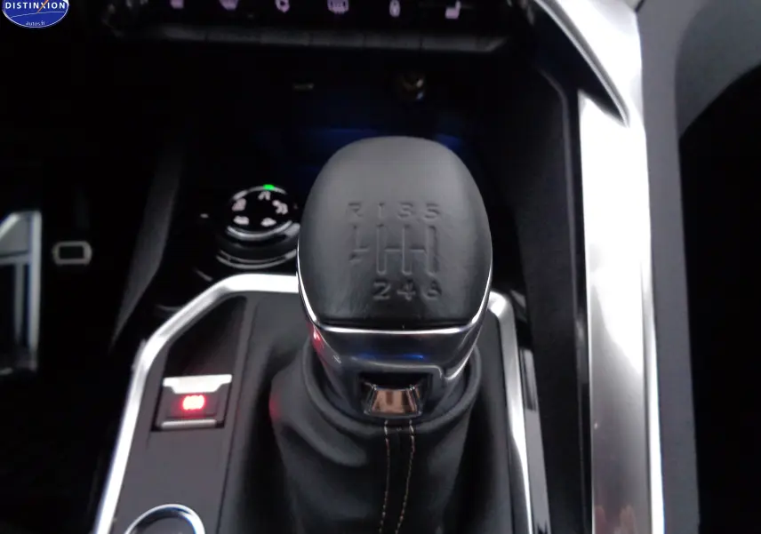 Le levier de vitesses manuel noir du Peugeot 3008 1.2 PureTech 130ch GT, vue rapprochée sur la console centrale.