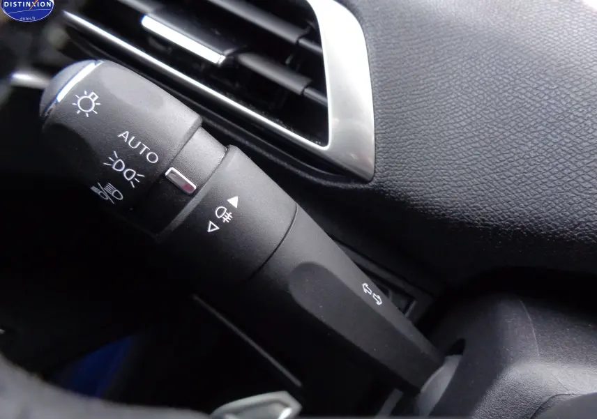 Gros plan sur la commande des feux et clignotants dans l’habitacle noir du Peugeot 3008 GT 2023.