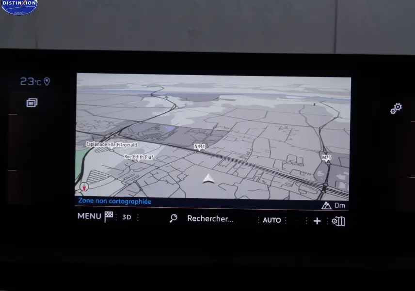 Écran tactile du système de navigation du Peugeot 3008 GT 2023 affichant une carte en 3D en intérieur noir.