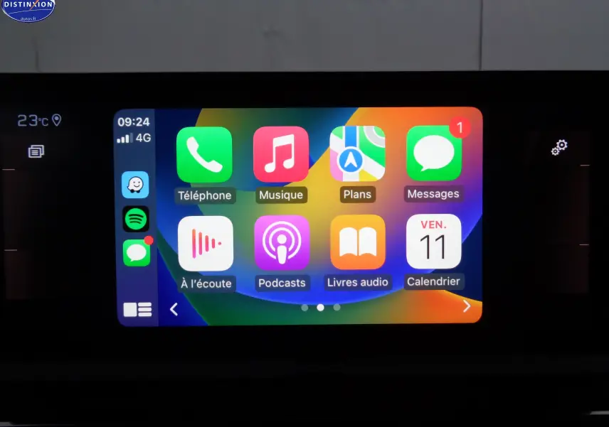Peugeot 3008 noir Perla Nera, vue intérieure sur l'écran tactile multimédia affichant Apple CarPlay.