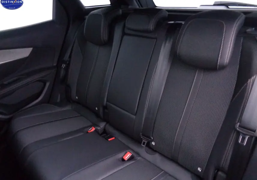 Vue intérieure montrant la banquette arrière en cuir noir avec surpiqûres contrastantes du Peugeot 3008 GT 2023.