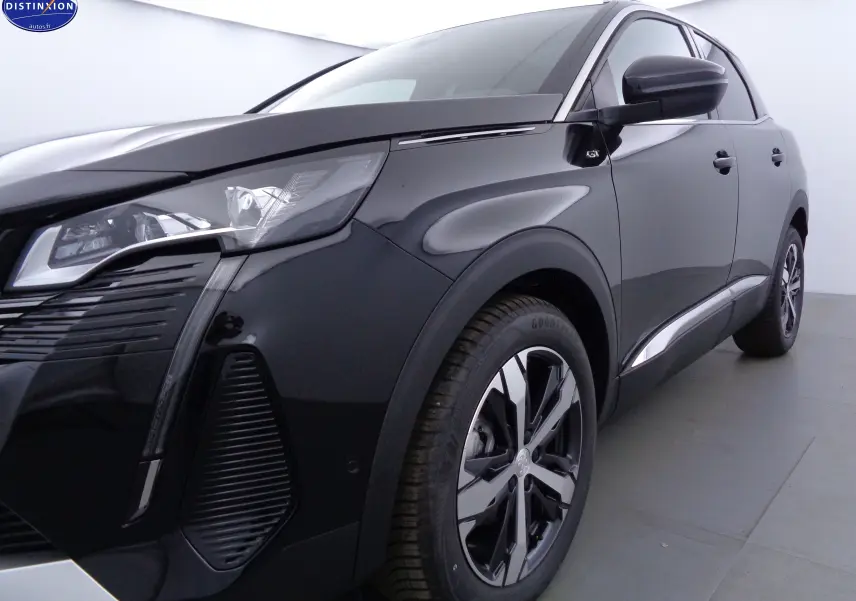 Vue 3/4 avant droit d'un Peugeot 3008 noir Perla Nera, mettant en valeur ses phares LED et jantes alliage bicolores.