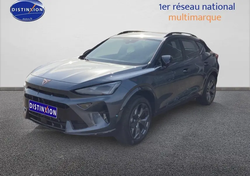 CUPRA Formentor gris magnétique en 3/4 avant droit, avec jantes alu et barres de toit visibles.