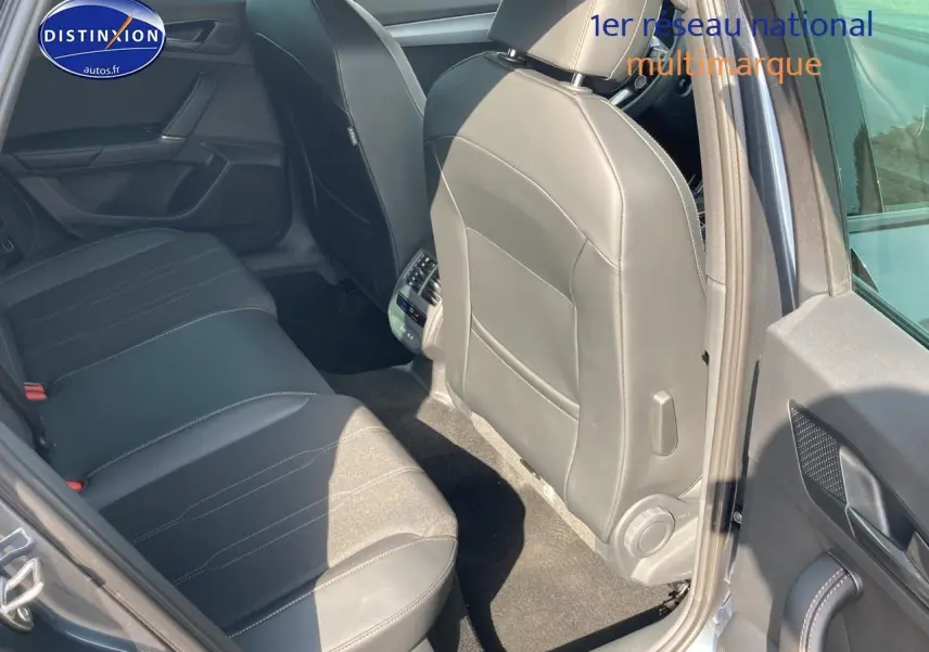 Vue intérieure côté arrière droit du CUPRA Formentor gris magnétique, mettant en valeur les sièges et la console centrale.