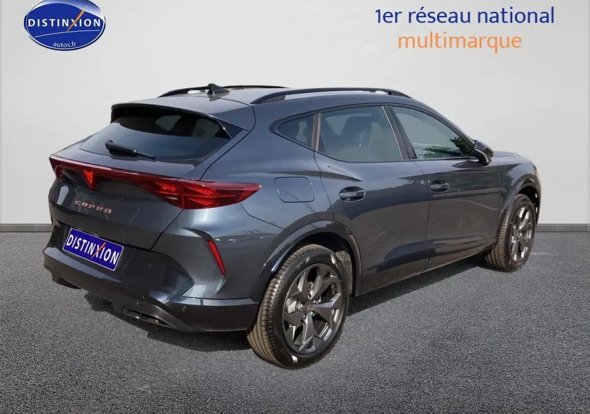 Vue 3/4 arrière droite du CUPRA Formentor gris magnétique 2025 avec jantes alu 18 pouces et feux LED distinctifs.