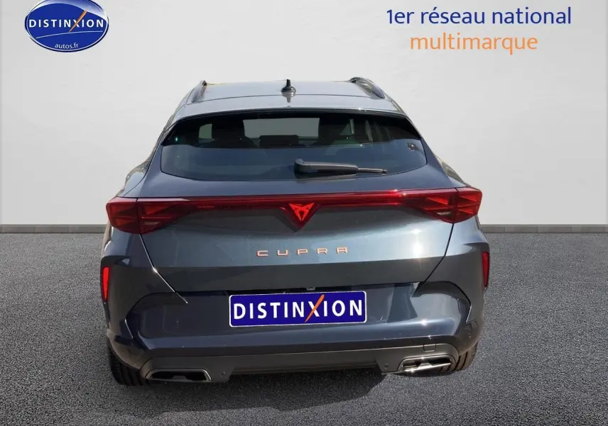 Vue arrière d'une CUPRA Formentor gris magnétique 2025 avec feux LED et double sortie d'échappement.