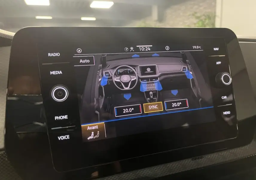 Écran tactile du système multimédia montrant la ventilation avant du Volkswagen T-Cross 2024.