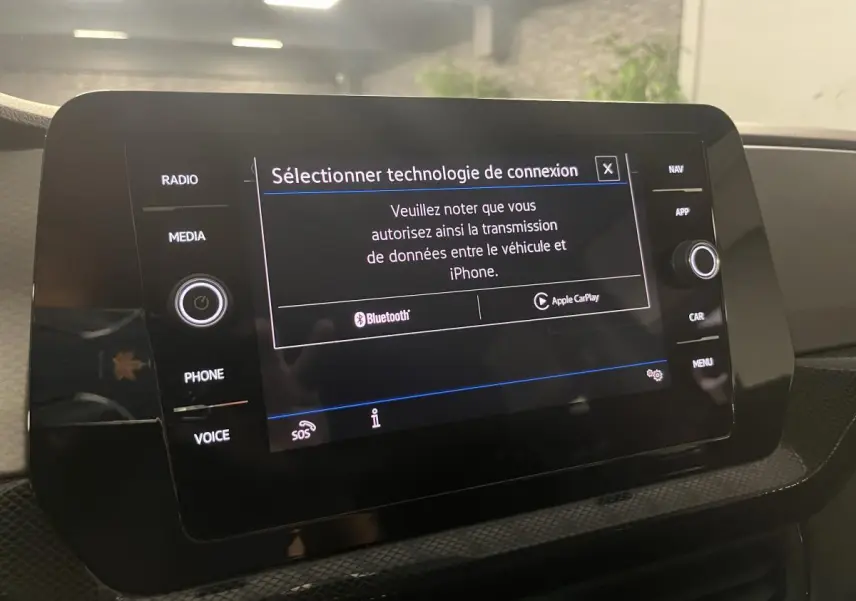 Écran tactile central du Volkswagen T-Cross 2024 affichant la sélection de connexion Bluetooth et Apple CarPlay.