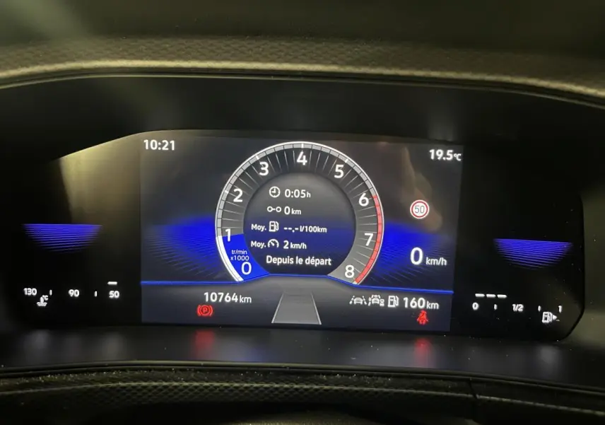 Affichage du tableau de bord digital du Volkswagen T-Cross 2024, montrant le compte-tours et la vitesse à 0 km/h.