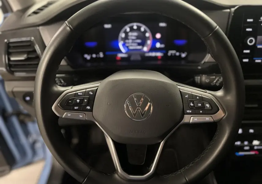 Volant en cuir noir de Volkswagen T-Cross 2024, vue frontale centrée sur les commandes multifonctions.