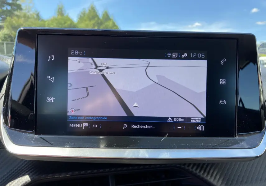 Écran tactile central du tableau de bord du Peugeot 2008 2021 affichant la navigation GPS en plein jour