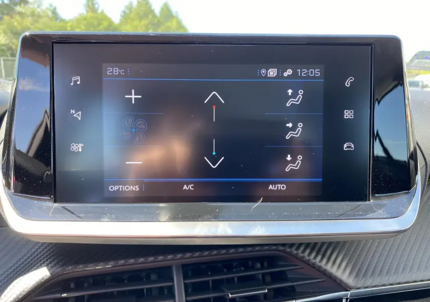 Écran tactile central du Peugeot 2008 bleu 2021 montrant les réglages de climatisation automatique.
