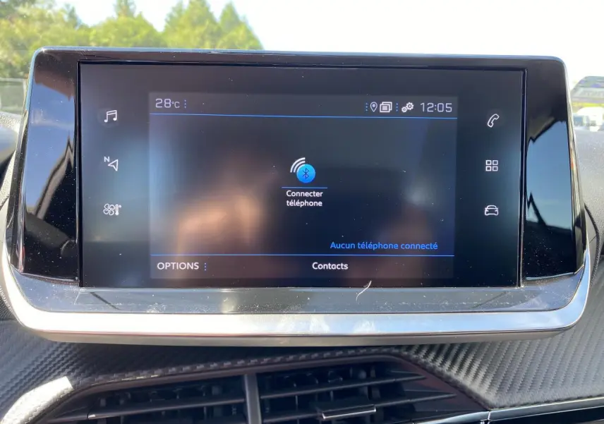 Écran tactile central du tableau de bord du Peugeot 2008 bleu 2021, affichant la connexion Bluetooth téléphone.