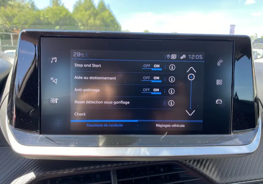 Écran tactile central du Peugeot 2008 2021 affichant les réglages d'aide à la conduite dans un intérieur moderne.