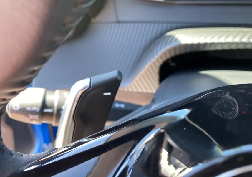 Détail de la palette de changement de vitesse sur le volant d'un Peugeot 2008 bleu 2021, version Active Pack.