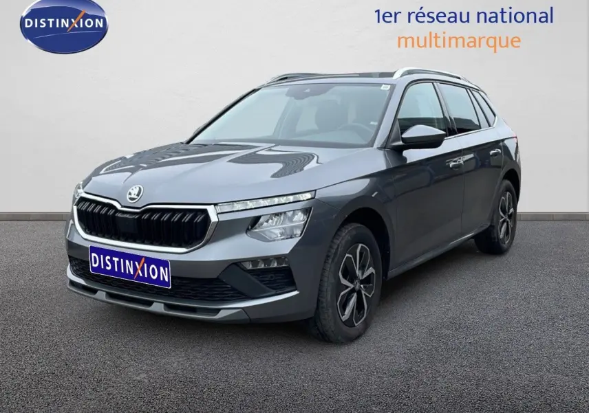 Vue 3/4 avant d'un Skoda Kamiq gris graphite métal avec calandre noire et jantes alliage noires.