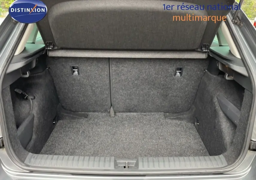 Coffre ouvert vu de l'arrière d'un Skoda Kamiq gris graphite métal, montrant un espace de chargement propre et spacieux.