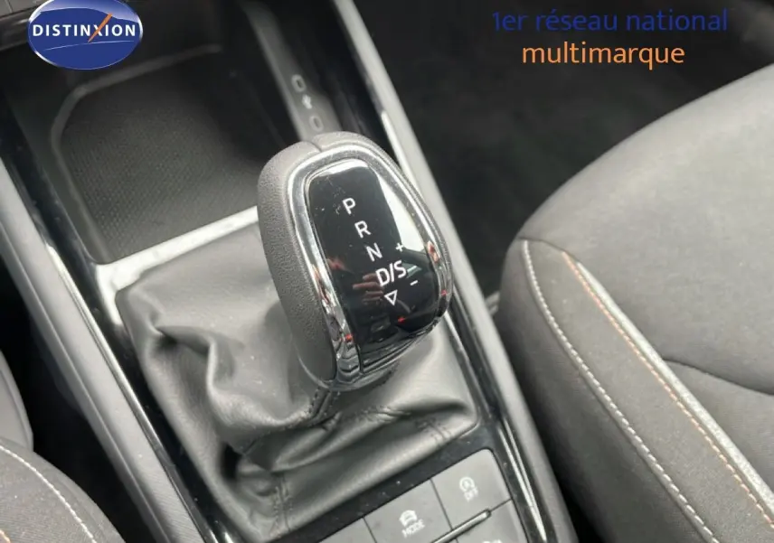 Le levier de vitesses automatique du Skoda Kamiq gris graphite, vue rapprochée de la console centrale et siège tissu.