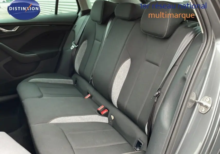 Vue intérieure côté droit des sièges arrière en tissu noir et gris d’un Skoda Kamiq gris graphite métal 2025.