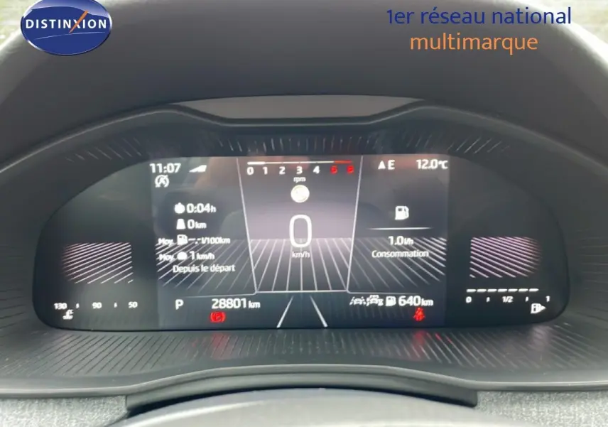 Tableau de bord numérique du Skoda Kamiq 2025, affichage digital complet avec vitesse à 0 km/h et jauge essence visible.