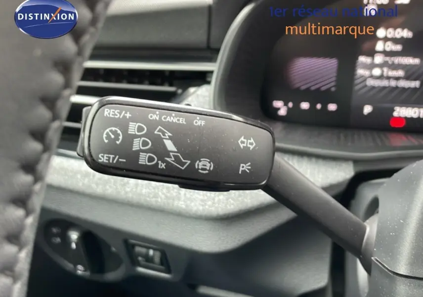 Gros plan sur la commande de régulateur de vitesse à gauche du volant d’un Skoda Kamiq gris graphite 2025.